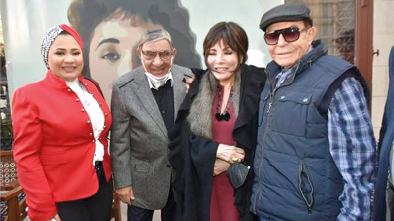 سمير صبري ومفيد فوزي مع لبنى عبدالعزيز في حفل توقيع الكتاب.     من المصدر