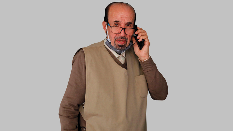 يواظب فيكتور أبوخير (77 عاماً) منذ عام 1965 على فتح صالونه للحلاقة.   أ.ف.ب