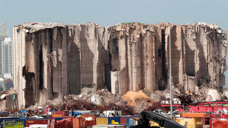 مرفأ بيروت دُمّر بالكامل ولم يُعرف الفاعل حتى الآن.   أ.ف.ب