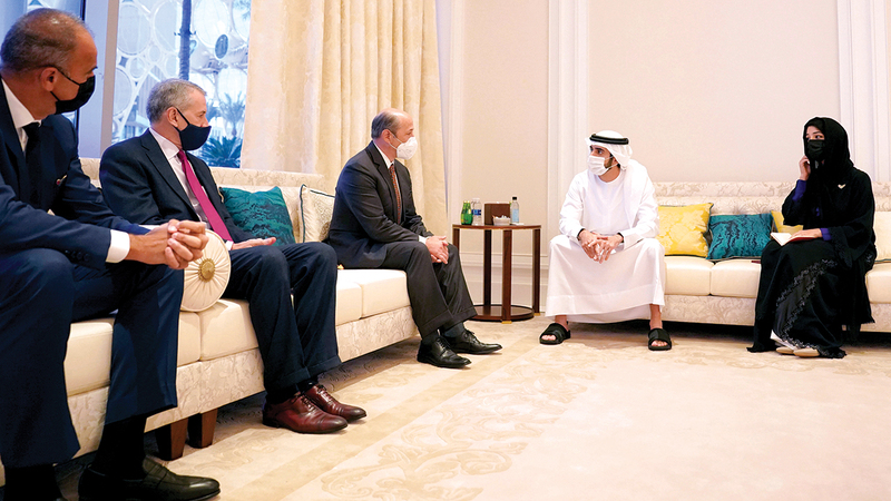 حمدان بن محمد خلال اسقباله المدير التنفيذي القانوني لـ«جنرال موتورز- كروز» والوفد المرافق له. وام