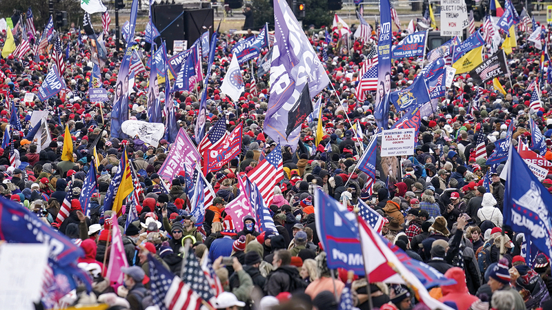 صورة أرشيفية لأنصار ترامب وهم يحتشدون أمام مبنى الكونغرس قبل اقتحامه في يناير الماضي ما أحدث انقساماً في صفوف الجمهوريين وجلب عليهم الانتقادات.  أ.ب