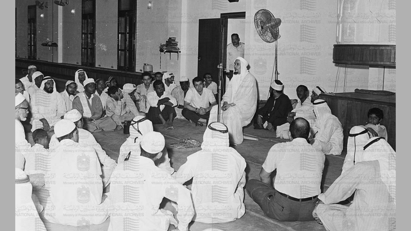 حضور عدد من المسلمين في مسجد الجامع الكبير للاستماع إلى الدروس الدينية التي يقدمها علماء وأساتذة الدين الإسلامي 16 أكتوبر 1973.  (الأرشيف الوطني)