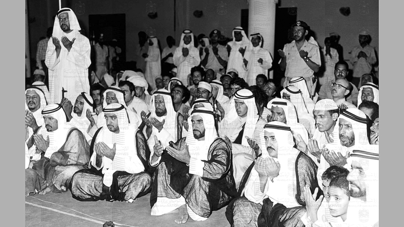 الشيخ زايد بن سلطان آل نهيان والشيخ خليفة بن زايد آل نهيان، والوزراء، وعدد كبير من المواطنين، خلال الاحتفال بليلة القدر 12 أكتوبر 1974. (الأرشيف الوطني)