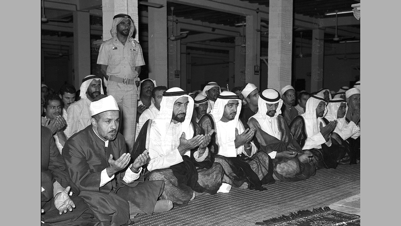 الشيخ زايد بن سلطان آل نهيان، خلال حضوره الاحتفال بليلة القدر، بحضور الشيخ خليفة بن زايد آل نهيان، والشيخ طحنون بن محمد آل نهيان، في مسجد العين الكبير بمدينة العين 2 نوفمبر 1972.  (الأرشيف الوطني)
