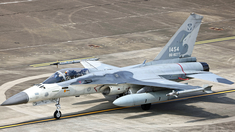 مقاتلة تايوانية بقاعدة تيانان الجوية.  رويترز