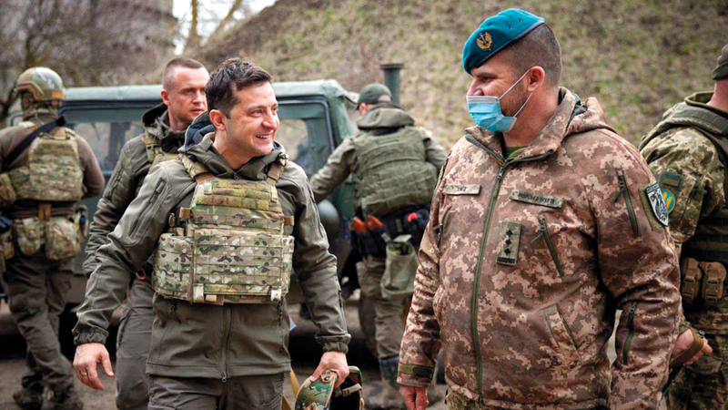 الرئيس الأوكراني فولودمير زلينسكي مع جنوده في الخطوط الأمامية مع روسيا.   أ.ف.ب