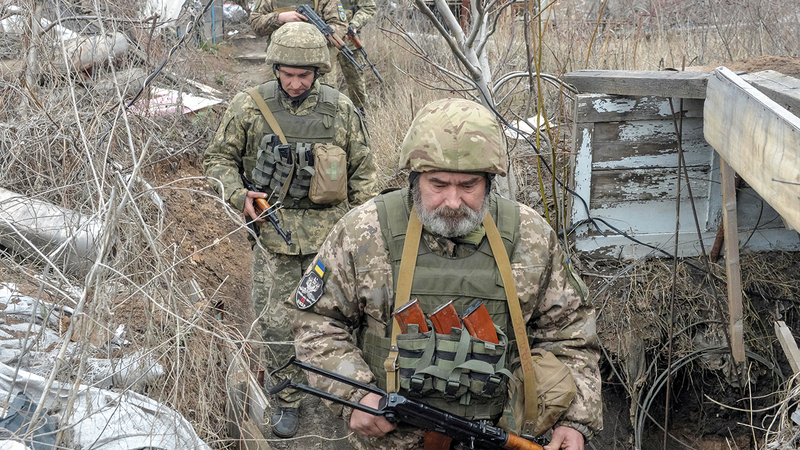 أفراد من القوات الأوكرانية في مواقعهم القتالية على الخط الفاصل بينهم وبين الثوار الموالين لروسيا.   رويترز