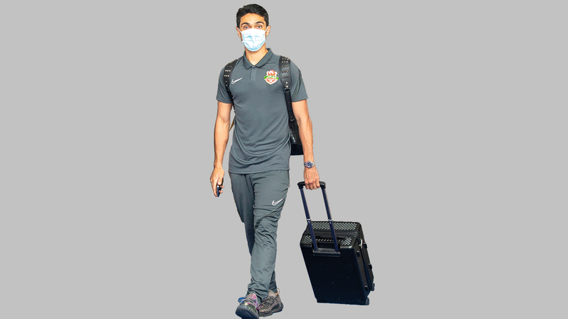 محمد جابر خلال وصوله مع لاعبي شباب الأهلي إلى الرياض.   من المصدر