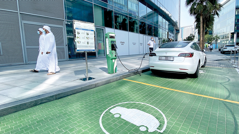 شراء السيارات الكهربائية بأسعار معقولة يدعم نمو المبيعات.  تصوير: باتريك كاستيلو