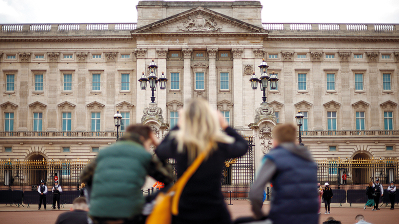 عدد من الناس يتجمعون خارج قصر باكينغهام إعراباً عن حزنهم لوفاة الأمير فيليب. رويترز