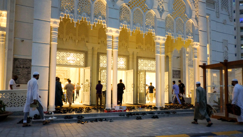 موظفون في كل مسجد للتأكد من التزام الجميع بالإجراءات الاحترازية. أرشيفية