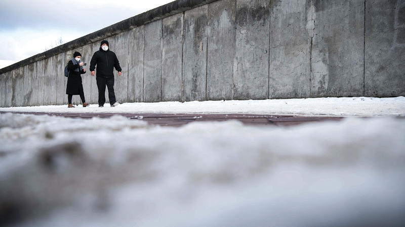 فاز العالم الغربي بالحرب الباردة عام 1961 عندما اعترفت ألمانيا الشرقية بأن الطريقة الوحيدة لوقف عملية هروب سكانها هي عن طريق بناء جدار ضخم يمنع سكانها من الهرب.   غيتي