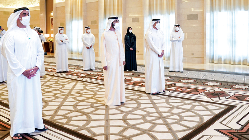 محمد بن راشد يستمع إلى شرح من سيف بن زايد حول الإطار الاستراتيجي للمكافآت السلوكية. وام