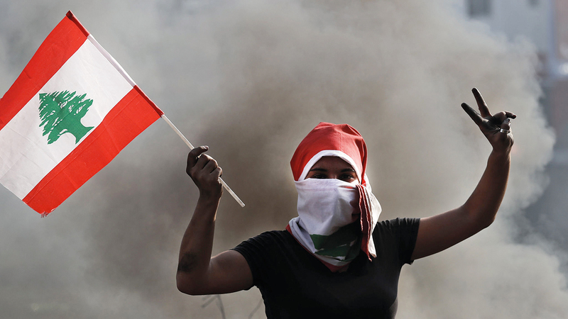 حرق الإطارات في الشوارع أسهم في زيادة الحفر وبالتالي تخريب المركبات.      أ.ب