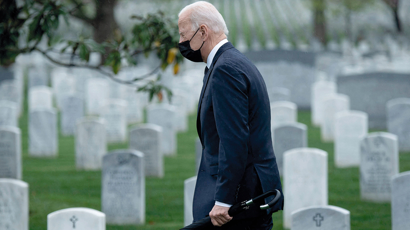 بايدن في مقبرة أرلينغتون الوطنية التي تضمّ قتلى من الحرب الأفغانية.   أ.ف.ب