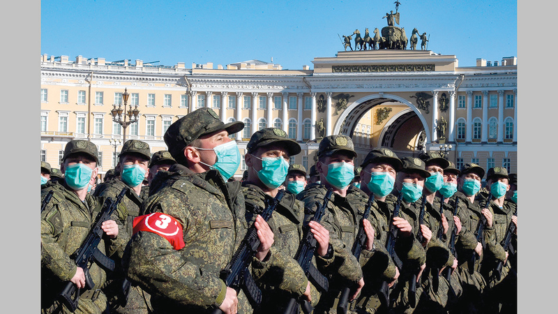 جنود روس يشاركون في عرض عسكري بسانت بطرسبرغ أمس.  أ.ف.ب