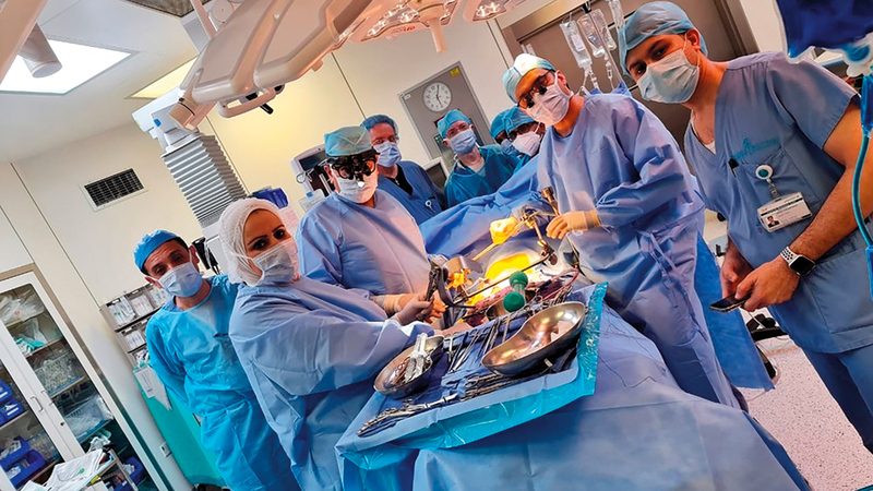 الفريق الطبي أثناء إجراء العملية الجراحية. من المصدر