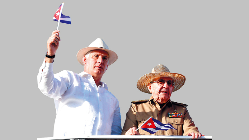 الجيل القديم ممثلاً براؤول كاسترو «إلى اليمين» مع الزعيم الجديد الرئيس ميجيل دياز كانل.   إي.بي.إيه