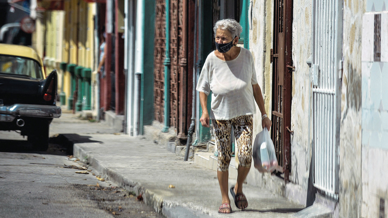 أبرز سمات كوبا طوال حكم الشيوعيين هو الفقر الشديد كما يظهر في أحد شوارع العاصمة هافانا. 	  إي.بي.إيه