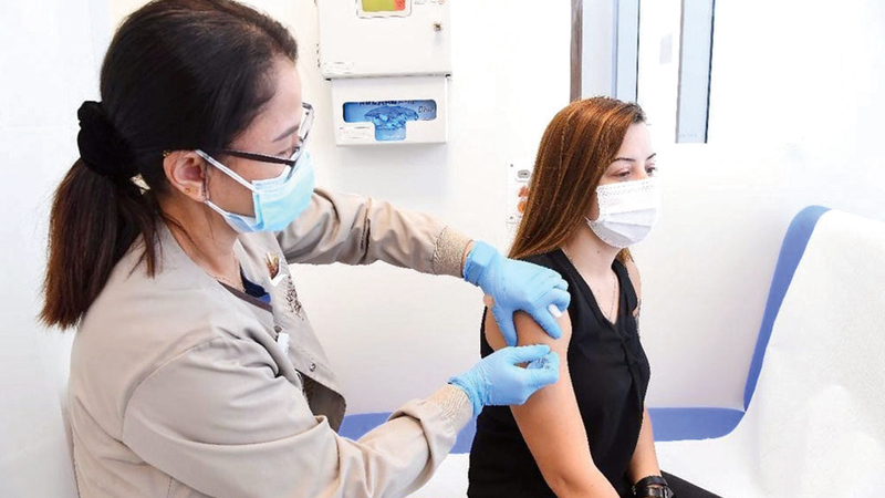 «الصحة» تدعو أفراد المجتمع إلى أخذ اللقاح لتحقيق المناعة المجتمعية.  الإمارات اليوم