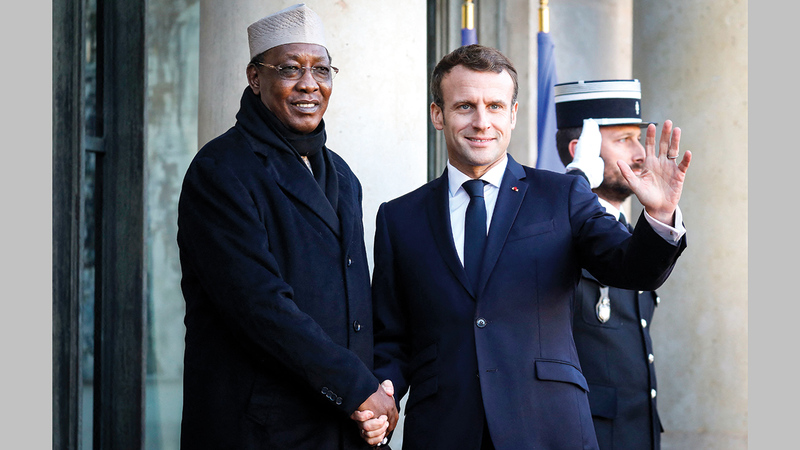 ديبي كان حليفاً للرئيس الفرنسي إيمانويل ماكرون.   أ.ف.ب