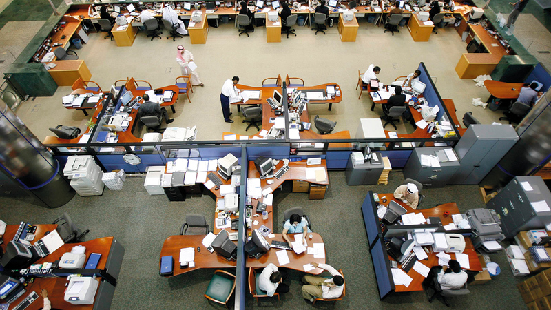 البنوك حافظت على الموظفين الرئيسين بها وبلغ عددهم 33.4 ألف موظف.   أرشيفية