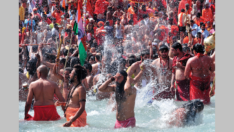 أحيا بعض الهنود طقوسهم الدينية قبل أيام وسط مياه الأنهار دون مراعاة لقيود «كوفيد-19». غيتي
