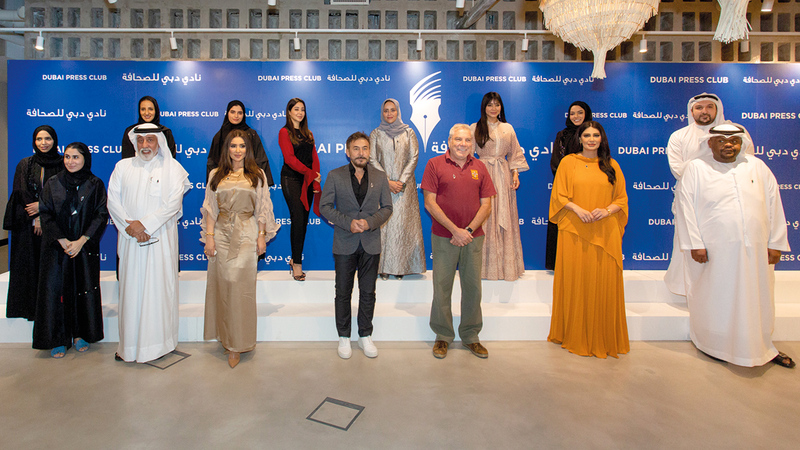 المشاركون بالندوة في صورة جماعية. الامارات اليوم