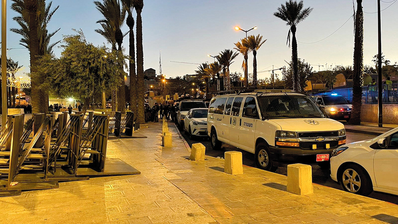 يحظر الوجود في ساحة ومدرجات باب العامود.	   الإمارات اليوم