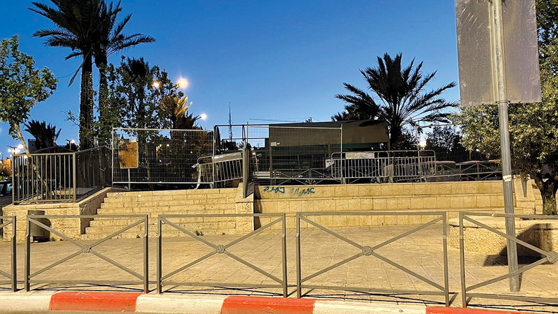 الاحتلال يغلق مدرجات باب العامود بالحواجز الحديدية.   الإمارات اليوم