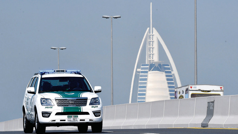 فريق عمل من دوريات الشرطة نجح في ضبط السائق الهارب.  أرشيفية