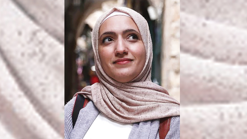 أسيل أبورميلة:

«أول عمل أنتجته كان لصور التقطتها لجدار الفصل العنصري، دمجت فيها مجسمات كرتونية مركبة، لسوبر مان وبات مان».