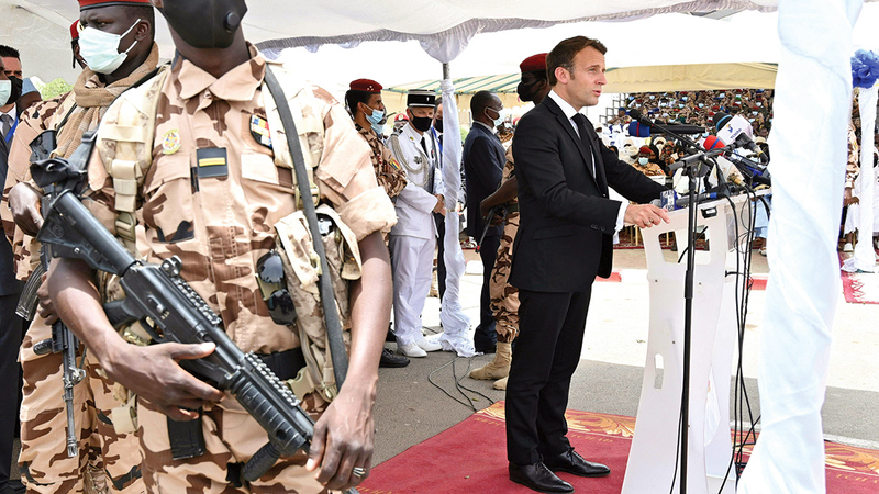 ماكرون التقى مع ديبي الابن خلال جنازة والده التي ألقى فيها الرئيس الفرنسي كلمة.  أ.ف.ب