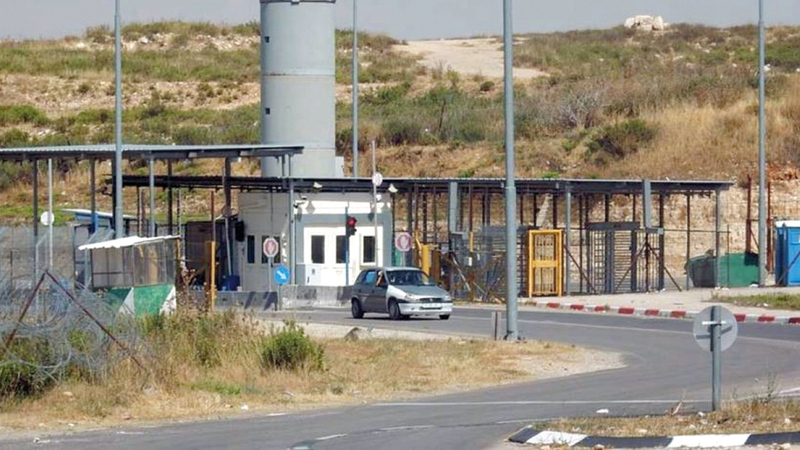 الحاجز العسكري المقام على مدخل بيت إكسا الوحيد.   الإمارات اليوم