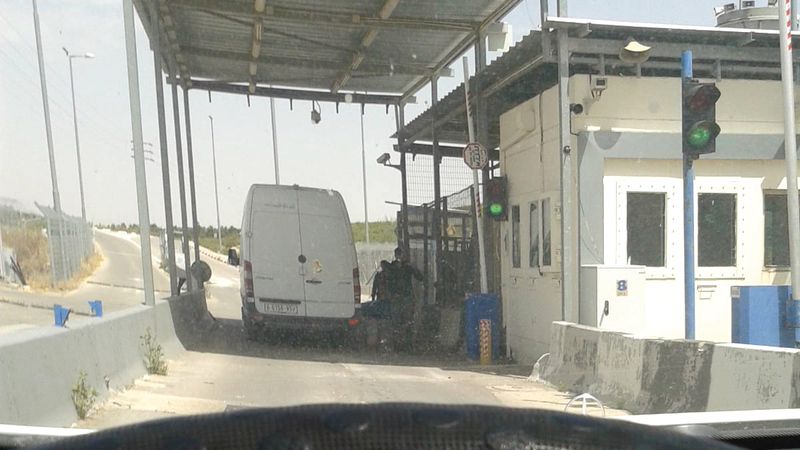 المرور عبر الحاجز العسكري مقيّد بتنسيق مسبق.	   الإمارات اليوم