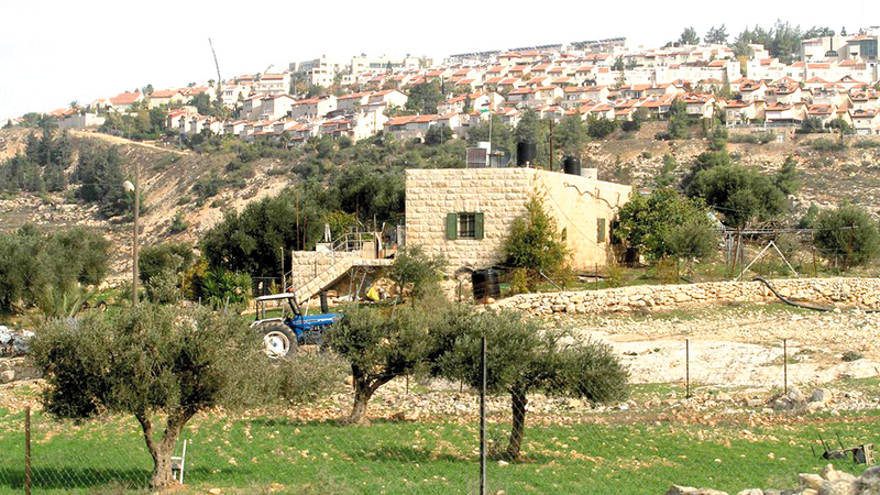 المستوطنات إلى جانب الأسلاك الشائكة تخنق بيت إكسا.   الإمارات اليوم