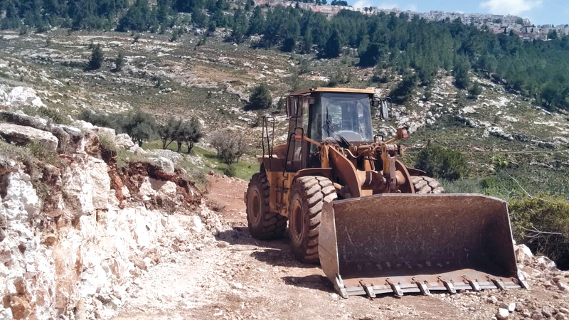 المستوطنات تحاصر أراضي قرية بيت إكسا. 	  الإمارات اليوم