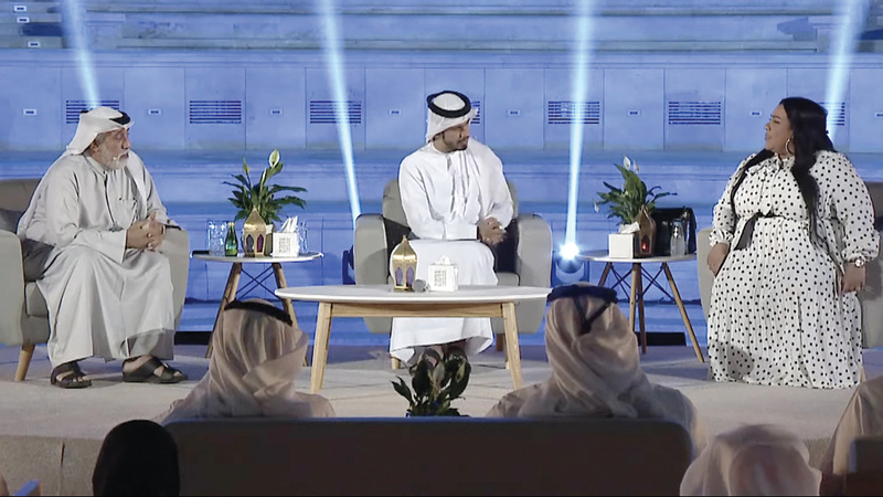 الحمادي يتوسط شيماء والجسمي خلال الجلسة. من المصدر