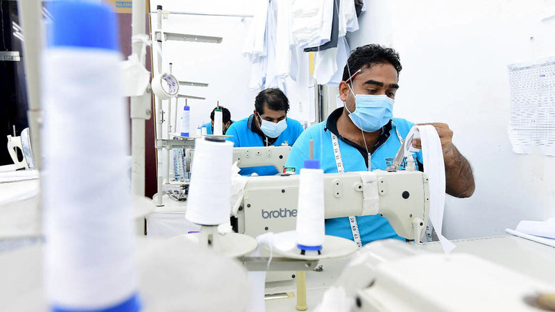 موسم الأعياد يسهم في تنشيط سوق الخياطة.                       تصوير: باتريك كاتسيلو