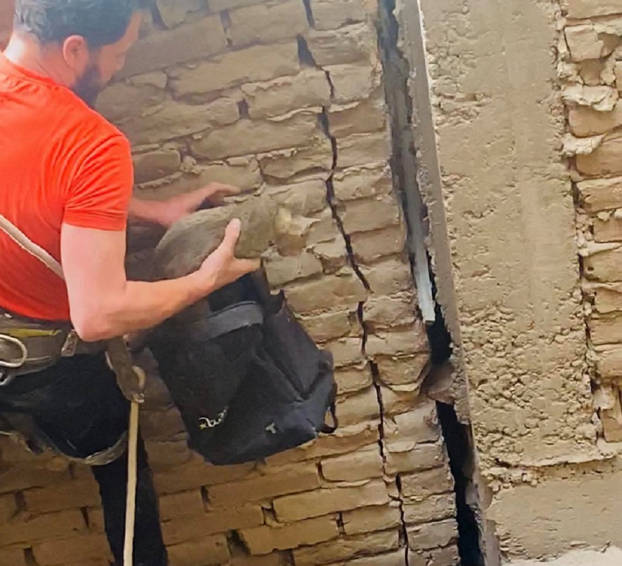 In pictures he ropes down 6 floors to save a cat Teller Report