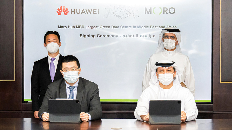 خلال توقيع الاتفاقية بحضور سعيد الطاير وتشارلز يانغ.   من المصدر