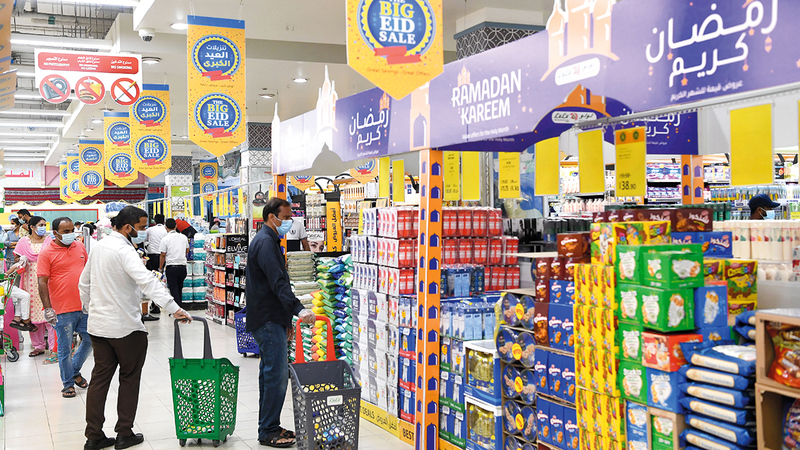 التخفيضات تشمل أصنافاً واسعة من السلع.   تصوير: إريك أرازاس