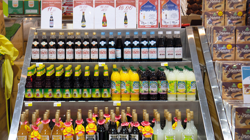 «المشروبات الرمضانية» تشمل عصائر مركزة بنكهات فواكه مختلفة.   تصوير: أحمد عرديتي