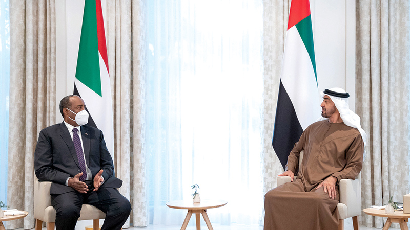 محمد بن زايد خلال استقباله في قصر الشاطئ رئيس مجلس السيادة الانتقالي في السودان. وام