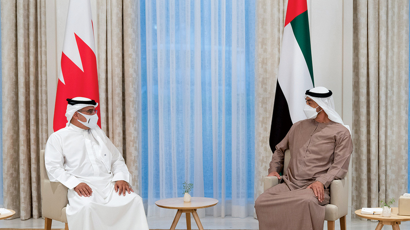 محمد بن زايد خلال استقباله الأمير سلمان بن حمد آل خليفة.  وام