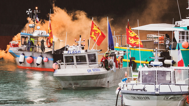 صيادون فرنسيون ينظمون احتجاجاً بقواربهم بعد منعهم من الدخول إلى مياه جزيرة جيرسي.    أ.ب
