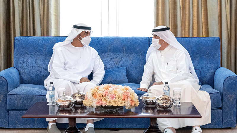 محمد بن زايد وحاكم أم القيوين خلال تبادلهما الأحاديث الأخوية الودية.  وام