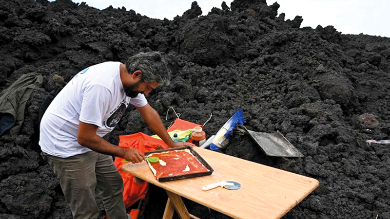 مطبخ غارسيا نقطة جذب للسيّاح الذين يرغبون في تسلق البركان الضخم.   أ.ف.ب