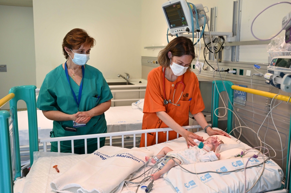 أطباء مستشفى جريخوريو مارانيون مع الرضيعة بعد نجاح العملية.
رويترز