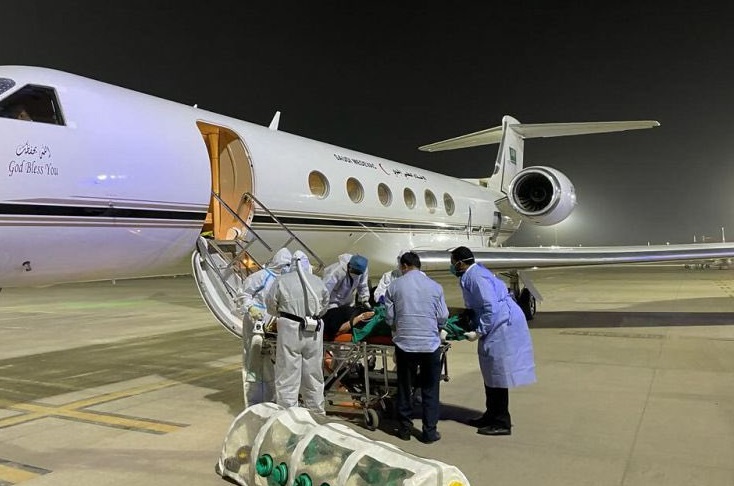 قامت إدارة الإخلاء الطبي الجوي التابعة للخدمات الصحية بوزارة الدفاع بنقل عائلة سعودية مصابة بفيروس كورونا (كوفيد ـ 19) من الهند إلى المملكة. - الصور نقلاً عن "واس".